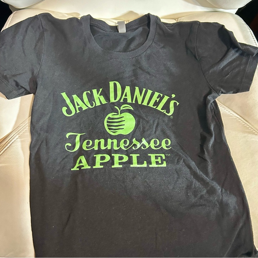 Wonen slim fit Medium. Jack Daniel’s tshirt good condition.